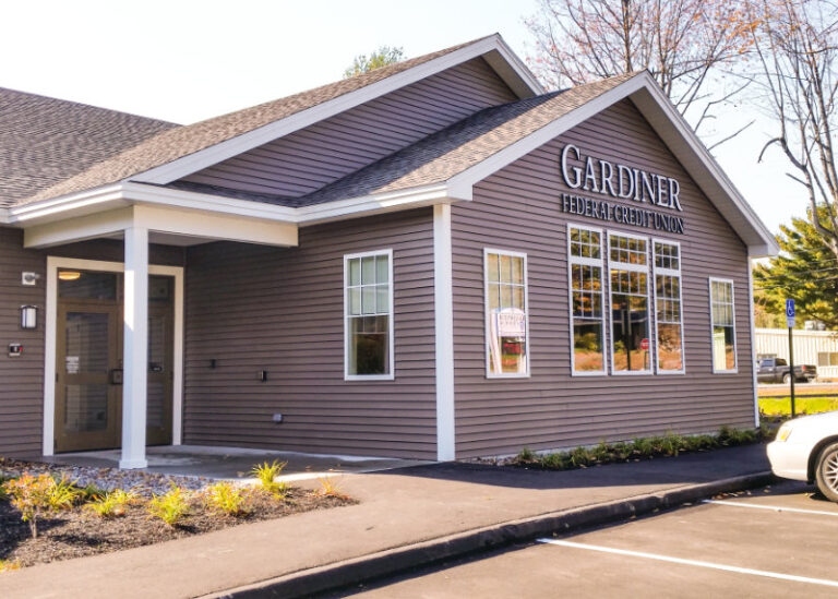 Taupe siding building for Gardiner Federal Credit Union